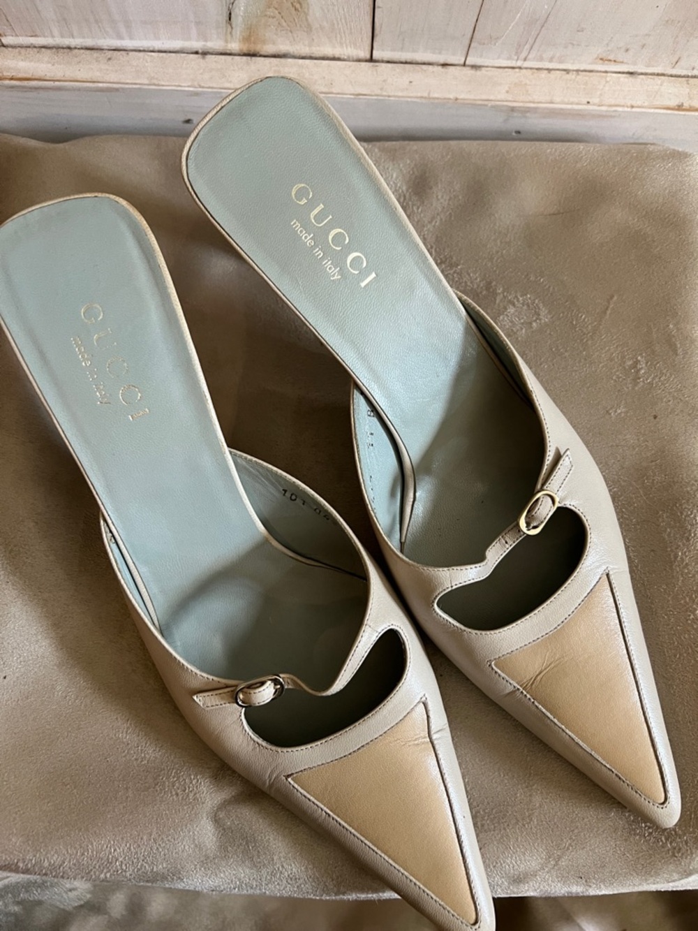 Vintage Gucci Two-Tone Beige & Tan Pointed Toe Mules - Picture 2 of 4